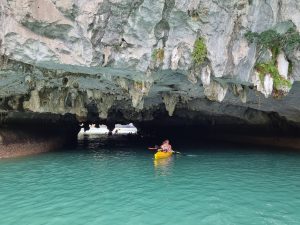 Kayaking tại Hang Dơi Vịnh Lan Hạ
