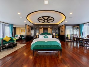 Alternative view of La Regina Grand - Vịnh Lan Hạ